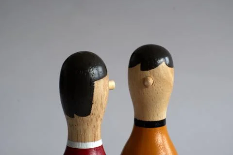Narrow countershot of a dialogue between two wooden puppets Stock-Fotos