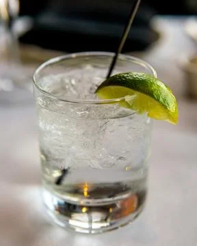 Narrow depth of field view of a gin and tonic cocktail Foto stock