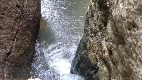 The Narrow Flow Between Ancient Rocks Vídeo Stock 332470045