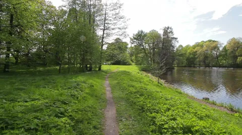 Narrow footpath, steady smooth motion, sunny day Vídeos de archivo 37350690