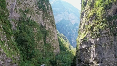 A narrow mountain gorge in summer, a drone flies through the gorge, the walls 库存影片 256331879