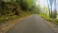 narrow mountain road w steep drop off curvy Vidéos HD