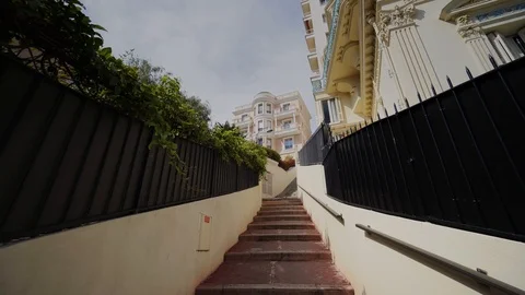 Narrow old steps on the streets in Monaco and roads with cars in Monte Carlo Vídeos de archivo 95539371
