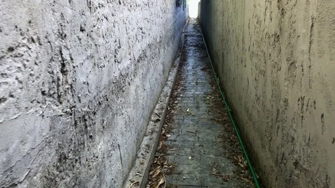 The narrow passage between the two walls to the sea Vidéo 81285405