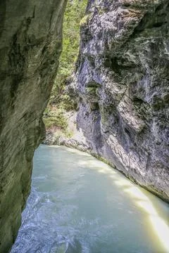 A narrow passage with a river running through it Aare Gorge in Swiss Alps Foto stock