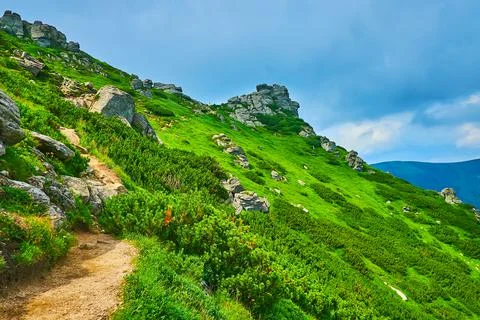 The narrow path along the edge of the Mount Eared Stone, Carpathians, Ukraine Stock-Fotos