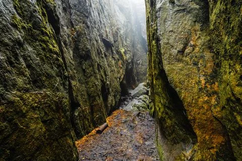 Narrow path through rocks Foto stock