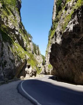 Narrow road between large rocks in Cheile Bicazului, Romania Foto stock