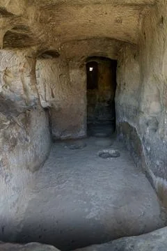 Narrow rock corridor inside ancient Uplistsikhe cave dwelling Foto stock