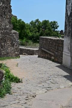 Narrow Stone Pathway Through Medieval Fort Architecture and Historic Ruins Fotos Stock