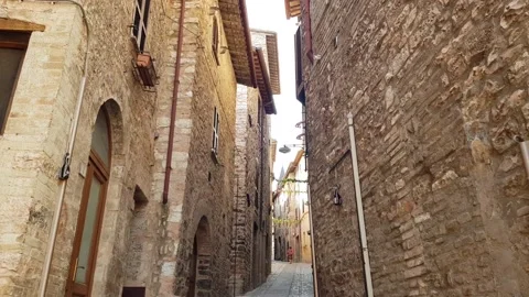 Narrow street in Spello, Italy Stock Footage 204731753