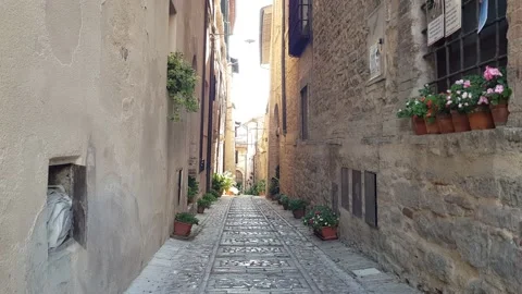 Narrow street in Spello, Italy Stock Footage 205065053