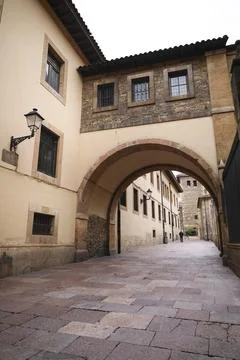 Narrow street with stone arch next to The Cathedral of San Salvador in Ovie.. Stock-Fotos