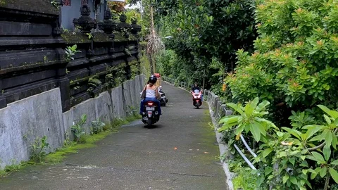 The narrow streets of Ubud Stock Footage 106364984
