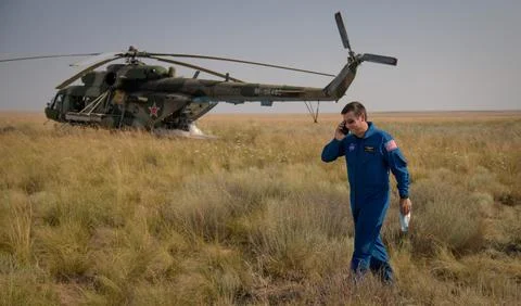 NASA ISS Deputy Program Manager Joel Montalbano talks to mission managers v.. Stock-Fotos