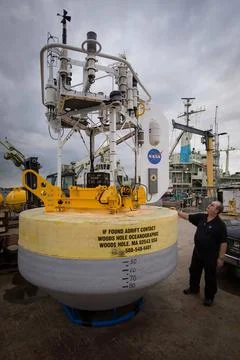 NASA Physical Oceanography Program Scientist Eric Lindstrom inspects a sen... Foto stock