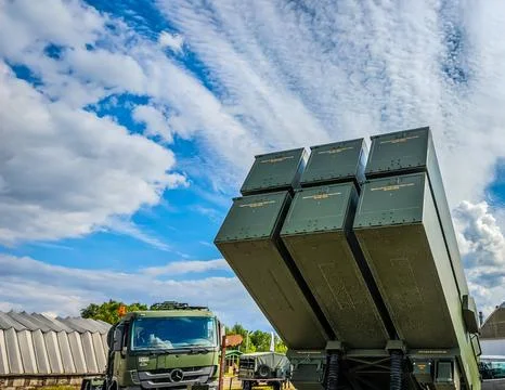NASAMS air defense system deployed in military training exercise, modern Foto stock