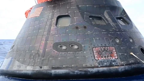 NASA’s Orion Crew Module float in Pacific Ocean - 2014 库存影片 100642194
