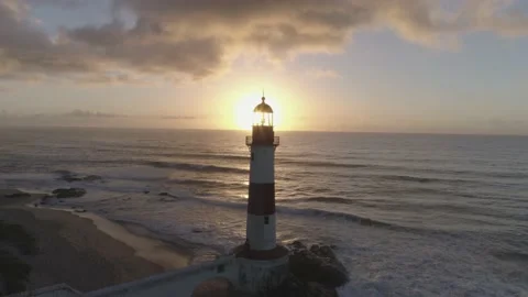 Nascer do sol no farol de itapuã 動画素材 169155046