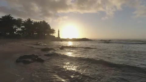 Nascer do sol no farol de itapuã 動画素材 169155258