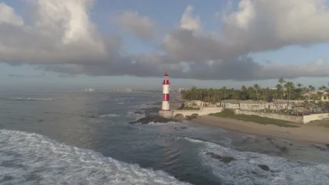 Nascer do sol no farol de itapuã 動画素材 169155298