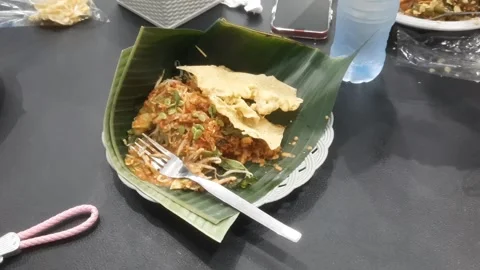 Nasi Pecel, Rice on Leaf 库存影片 335144150