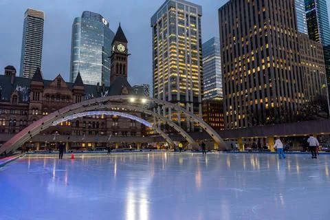 Nathan Phillips Square ice skating Toronto city hall Stockfoto's