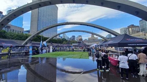 Nathan Phillips Square reflection during marathon Foto stock