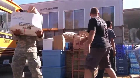National Guard army troops distribute food and relief aid to people after a Vídeo Stock 123374341