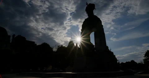 The National War Memorial In Back Light with Sun Glaring Behind Vidéo 64971529
