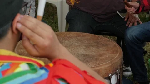 Native American men in a drum group hit drum at pow wow 库存影片 115067207