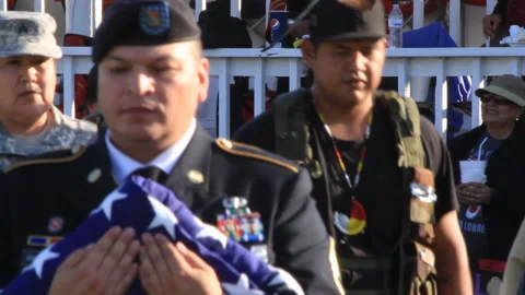 Native Americans Veterans honor their fallen at pow wow with ambiance Stock-Footage 131692904