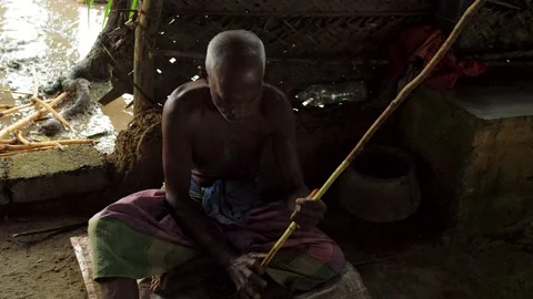 A native is doing a tea in Srí lanka Stock Footage 167119486