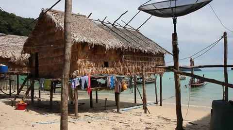 Native hut with satellite dish, Surin Islands 스톡 동영상 34432976