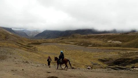 Native peruvian riding on horses  in the Rainbow Mountain, Peru Видео 125282368