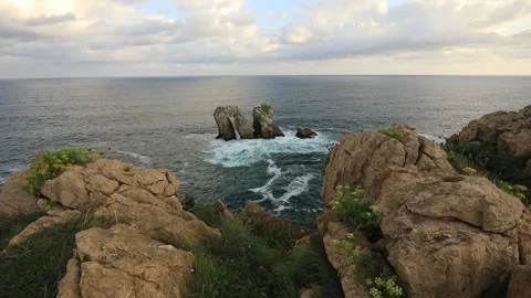 Natural arch of Playa de la Arnia at sunrise, Cantabria, Spain. 库存影片 98468552