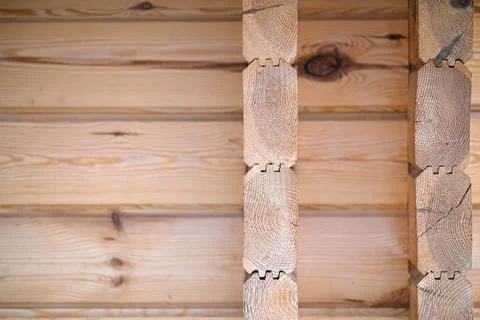 Natural background pattern of log wall. Construction of houses made of wood,  Foto stock