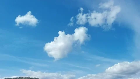 Natural background with white clouds on a blue sky background. 库存影片 139572448
