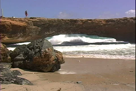 Natural Bridge Walker 库存影片 819154