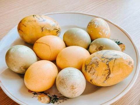 Natural Dyed Easter Eggs on Plate, Rustic Organic Food Concept 库存照片