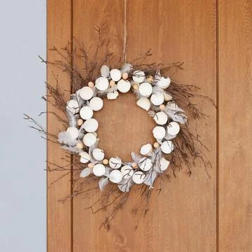 Natural Easter wreath on the door 库存照片