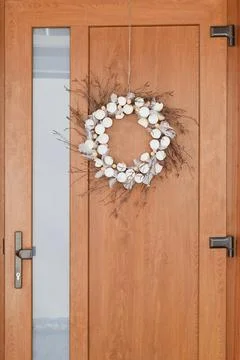 Natural Easter wreath on the door Foto stock