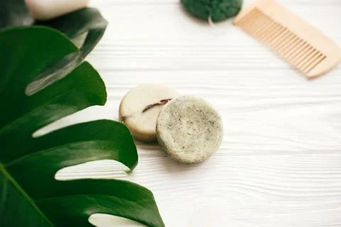 Natural eco friendly solid shampoo bar, wooden brush,  green  conditioner, so 스톡 사진