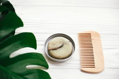 Natural eco friendly solid shampoo bar, wooden brush,  green  conditioner, so Foto stock