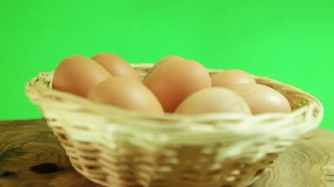 Natural eggs rotating in basket with green screen background Vídeos de archivo 66486236