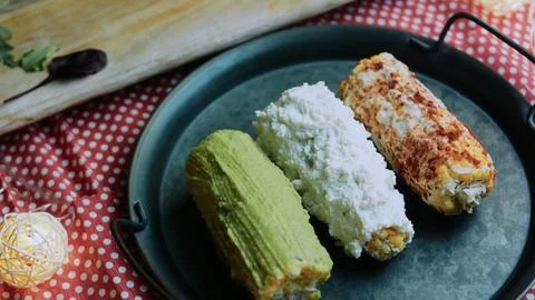 Natural food study: adding pomegranate seeds to elote Foto stock