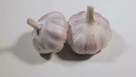Natural garlic on white background Vidéo 87923437