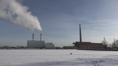 Natural gas electrical power generating plant spewing carbon into environment Vidéo 148456918