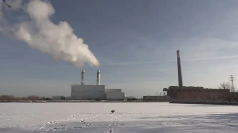 Natural gas electrical power generating plant spewing carbon into environment Vídeos de archivo 148457174