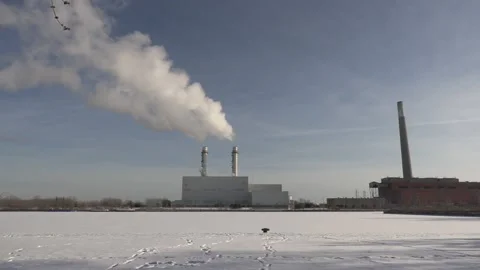 Natural gas electrical power generating plant spewing carbon into environment Vídeos de archivo 148457241